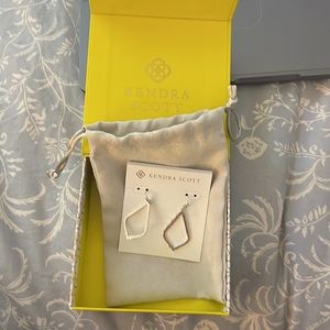 NIB Kendra Scott Sophia Drop Earrings in Rhodium